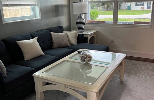 Naples Park Apartment | Cozy 2-bedroom apartment near the Ocean