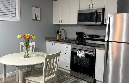 Regina House | Cozy 2-Bedroom Basement Haven King and Queen beds. STA License No. STA23-00257