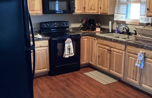 Big Stone City Cabin | Cozy 2-bedroom cabin with WiFi, AC in serene Big Stone City