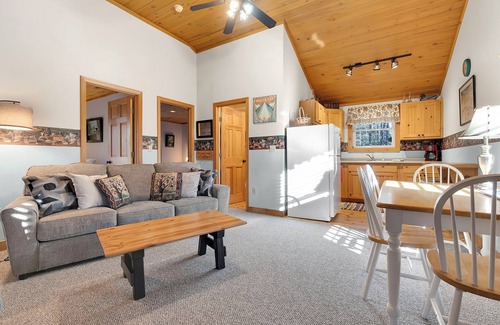 Bethel Cabin | Cozy 2 Bedroom Cabin 3 miles to Sunday River