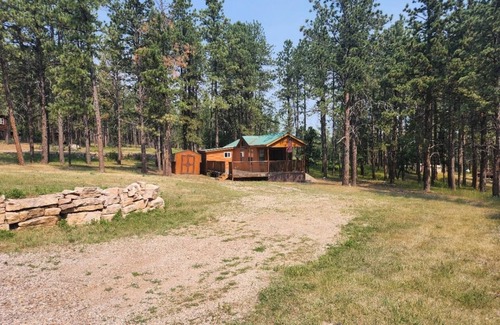 Sturgis Cabin | Cozy 2-bedroom cabin in Boulder Heights, 10 minutes from Sturgis and Deadwood.