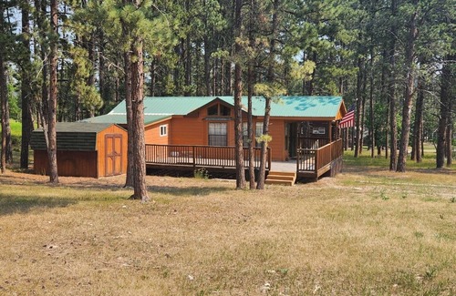 Sturgis Cabin | Cozy 2-bedroom cabin in Boulder Heights, 10 minutes from Sturgis and Deadwood.