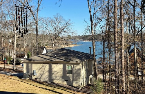 Eclectic Cabin | Cozy 2-bedroom cabin near Lake Martin