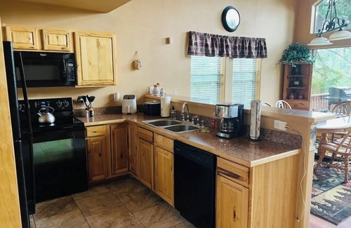 Bear Park Cabin | Cozy 2-bedroom cabin in charming Cloudcroft with WiFi