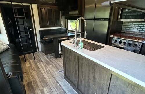 Yankeetown RV Rental | Cozy 2-bedroom campground in peaceful Yankeetown with WiFi, AC