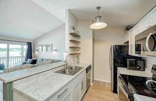Pike Condo | Cozy 2-bedroom condo with AC, WiFi in charming Eagle Creek area Indianapolis.