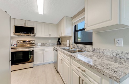 Glenwood Condo | Cozy 2-bedroom condo with AC, WiFi in tranquil Ormond Beach