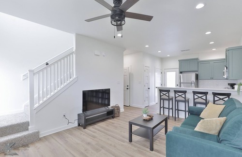 Abilene Condo | Cozy 2-bedroom condo in Abilene with WiFi, AC & Garage