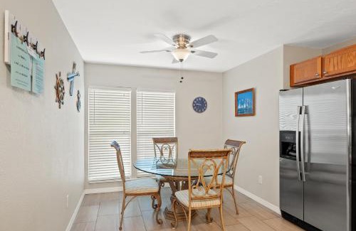 Gulf Gate Estates Apartment | Cozy 2-Bedroom Condo in Prime Siesta Key Location