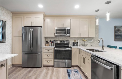 Siesta Key Condo | Cozy 2-bedroom condo on charming Cresent Beach in Siesta Key with WiFi and more.