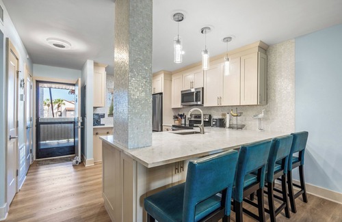 Siesta Key Condo | Cozy 2-bedroom condo on charming Cresent Beach in Siesta Key with WiFi and more.