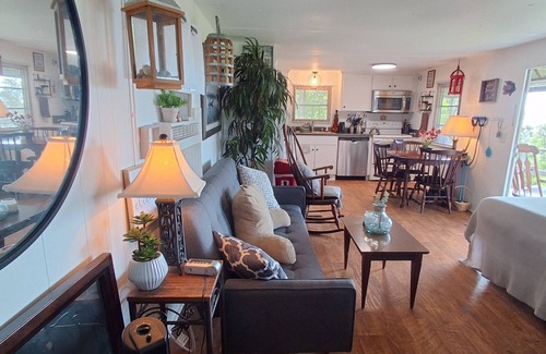 Shorterville Cottage | Cozy 2-bedroom cottage in charming Abbeville with AC