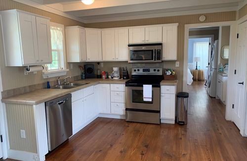 Round Top House | Cozy 2 Bedroom Cottage - 3/4 Mile to Round Top Center!