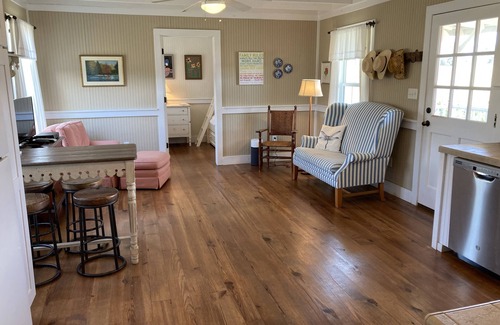 Round Top House | Cozy 2 Bedroom Cottage - 3/4 Mile to Round Top Center!
