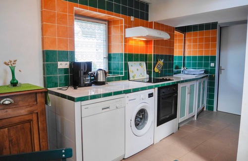 Locmaria House | Cozy 2-Bedroom Cottage in Locmaria, 800m from Beach with Garden and BBQ
