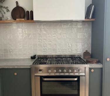 Golden Point House | Cozy 2 bedroom cottage - Newly renovated, perfect location for best of Ballarat