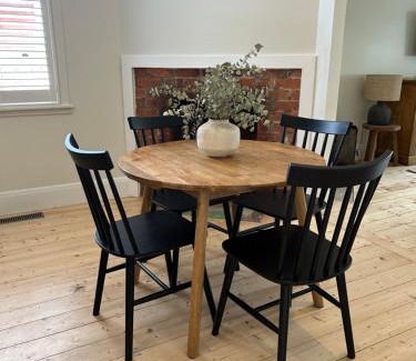 Golden Point House | Cozy 2 bedroom cottage - Newly renovated, perfect location for best of Ballarat