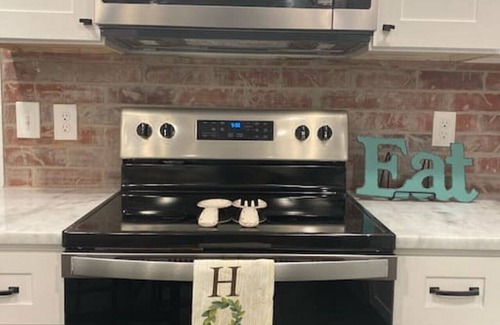 Smyrna House | Cozy 2-bedroom Farmhouse with parking on premise