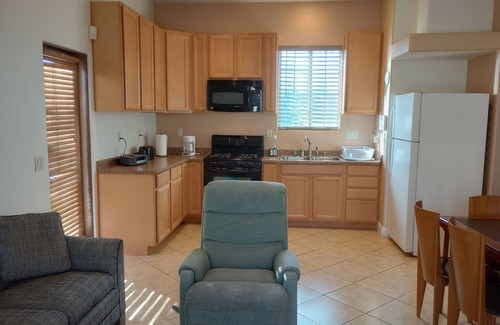 Thousand Palms House | Cozy 2-bedroom guesthouse in fabulous Thousand Palms with AC, WiFi