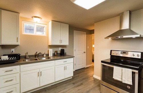 Highline House | Cozy 2 Bedroom Guest Suite - Seattle Launchpad