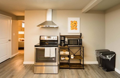 Highline House | Cozy 2 Bedroom Guest Suite - Seattle Launchpad