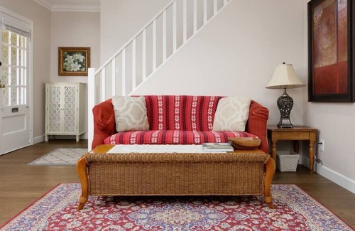 Dunbar House | Cozy 2 bedroom home in Vancouver ！