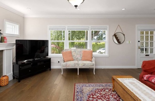 Dunbar House | Cozy 2 bedroom home in Vancouver ！