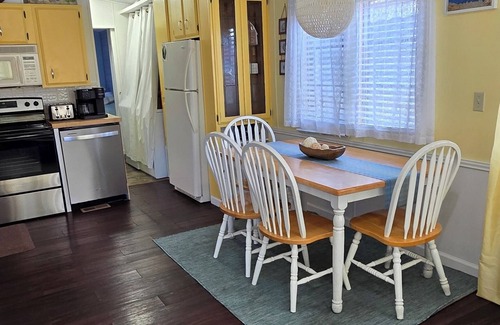 Jensen Beach House | Cozy 2-bedroom house 1.5 baths with beach vibe, WiFi, AC in lovely Jensen Beach