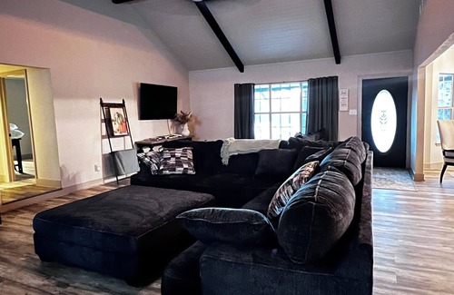 Thackerville House | Cozy 2-bedroom house in Thackerville, OK just minutes from Winstar World Casino.