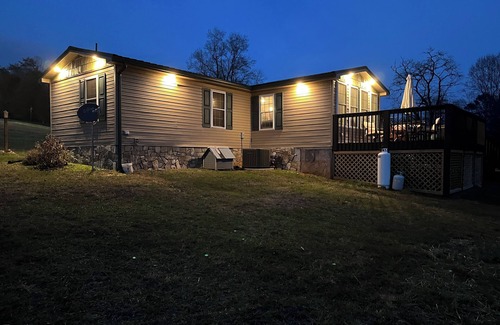 Moneta House | Cozy 2-bedroom house in nice Moneta with WiFi, AC, privacy and convenience.