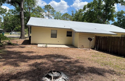 Chiefland House | Cozy 2-bedroom house in charming Chiefland with WiFi, AC