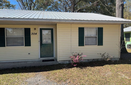 Chiefland House | Cozy 2-bedroom house in charming Chiefland with WiFi, AC