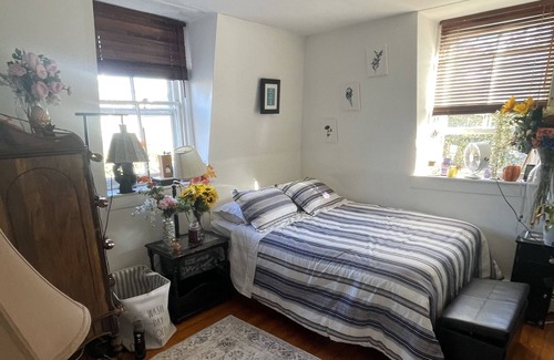 The Point Apartment | Cozy 2 bedroom loft in the point downtown, 1 block from water sleeps 8