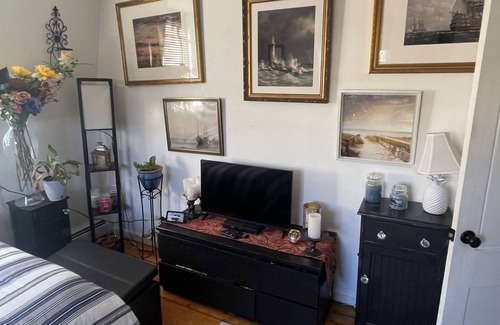 The Point Apartment | Cozy 2 bedroom loft in the point downtown, 1 block from water sleeps 8