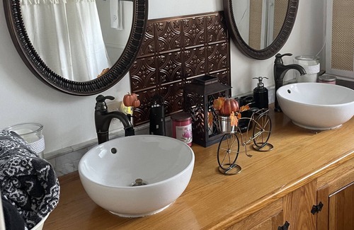 The Point Apartment | Cozy 2 bedroom loft in the point downtown, 1 block from water sleeps 8