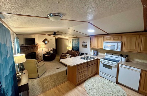 Woodfin House | Cozy 2-bedroom mobile home in beautiful Woodfin with WiFi, AC