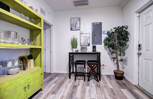 East Tampa Apartment | Cozy 2 bedroom Near Downtown Pet-Friendly