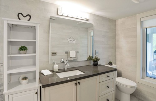 Gravenhurst House | Cozy 2-Bedroom Retreat with Private Entrance at Muskoka Bay Resort.