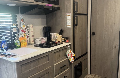 Pipestem House | Cozy 2-bedroom RV in amazing Pipestem with AC, WiFi and Heat Smart TV