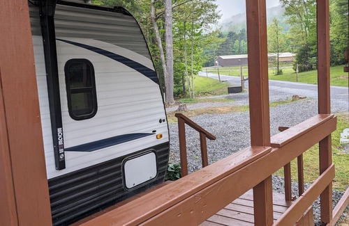 Pipestem House | Cozy 2-bedroom RV in amazing Pipestem with AC, WiFi and Heat Smart TV