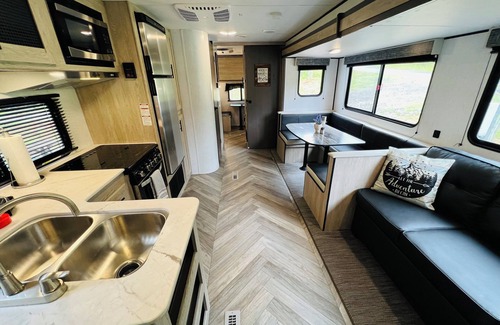 Southside House | Cozy 2-bedroom RV with AC, WiFi in lovely Jacksonville
