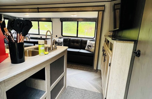 Southside House | Cozy 2-bedroom RV with AC, WiFi in lovely Jacksonville