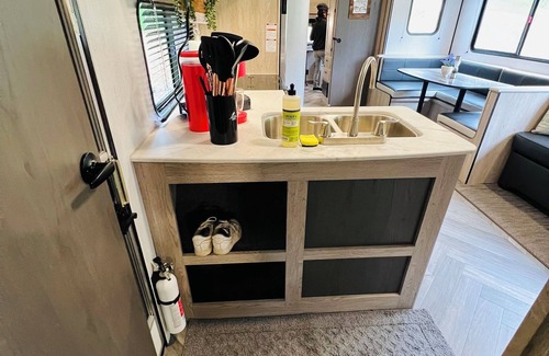 Southside House | Cozy 2-bedroom RV with AC, WiFi in lovely Jacksonville
