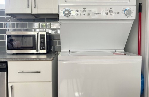 Cedarbrae House | Cozy 2 bedroom Suite with Laundry