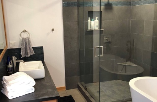 Hood River House | Cozy 2-bedroom townhome in amazing Hood River with WiFi, AC