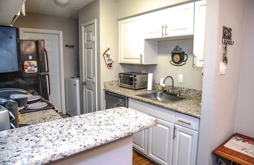 Addison Apartment | Cozy 2 Bedroom Townhome in Addison