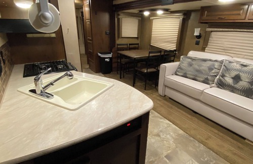 Quartzsite House | Cozy 2-bedroom Travel Trailer in charming Quartzsite, AZ