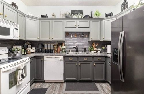 Clarksville Condo | Cozy 2-Bedroom Upscale Condo in charming Clarksville with Patio