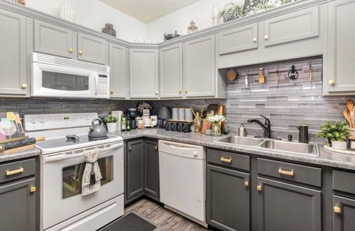 Clarksville Condo | Cozy 2-Bedroom Upscale Condo in charming Clarksville with Patio