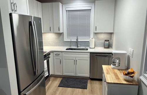 Bayshore Apartment | Cozy 2 Bedroom Upstairs Guesthouse with Private Entrance near Wrightsville Beach